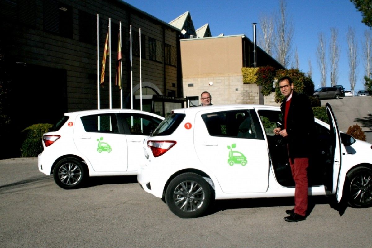 El presidente del CCVOC, Ignasi Giménez, amb els dos nous vehicles