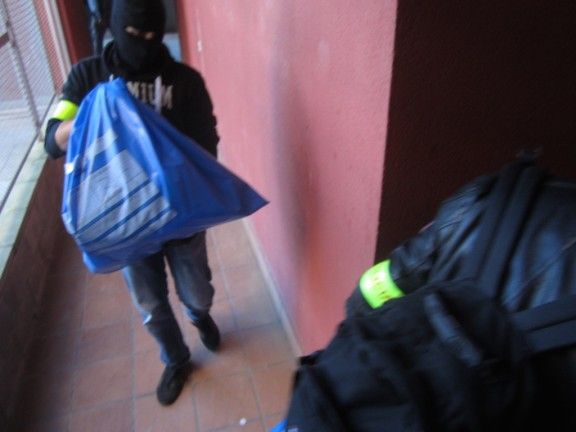 Agents dels Mossos d'Esquadra amb elements confiscats en l'escorcoll a Sabadell