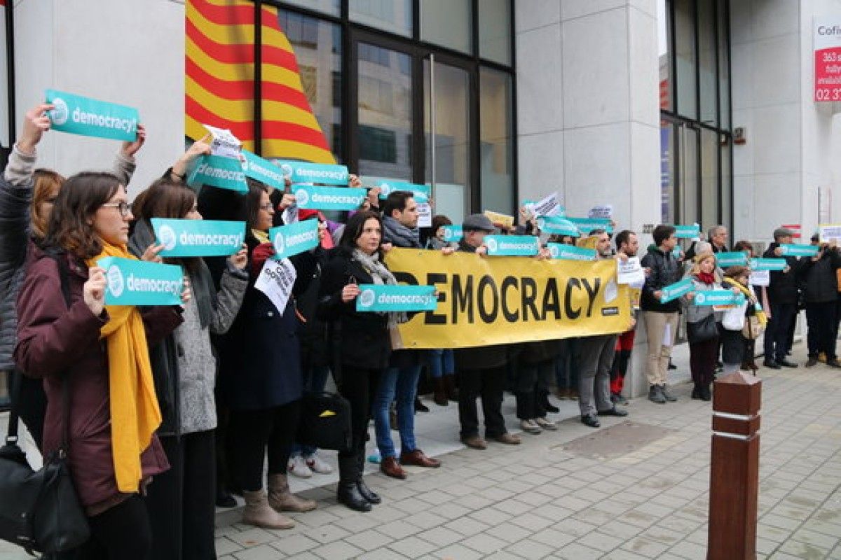 Un grup de persones protesta davant de la delegació del Govern a Brussel·les