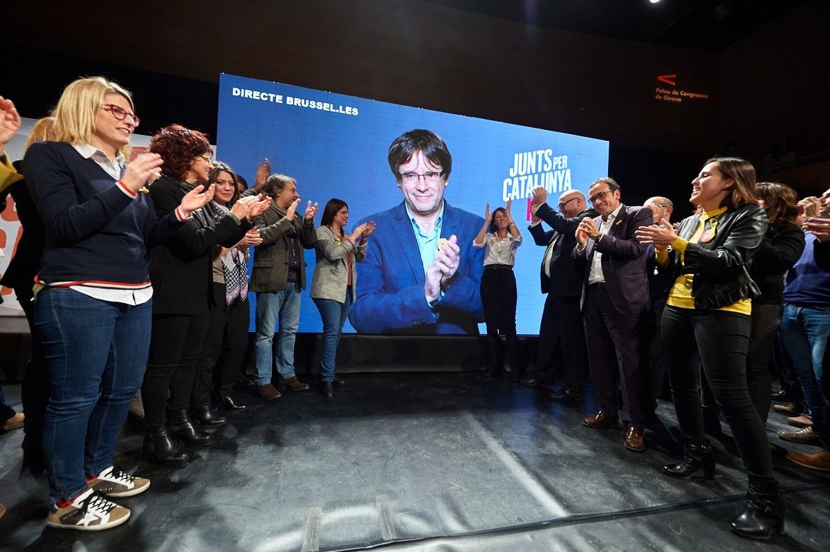 Carles Puigdemont aplaudeix els candidats de Junts per Catalunya després d'un míting
