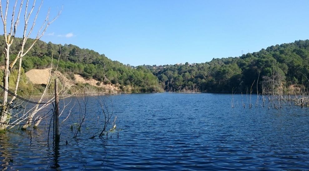 El llac es troba dins el terme municipal