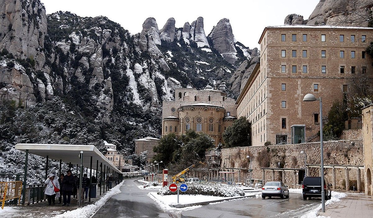 L'entrada al Monestir de Montserrat amb el paisatge de color blanc.