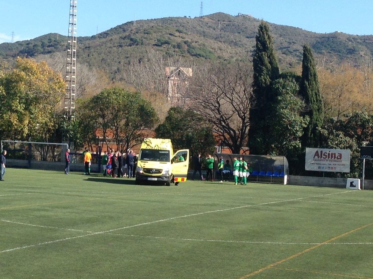 L'ambulància atenent a l'entrenador agredit aquest diumenge 