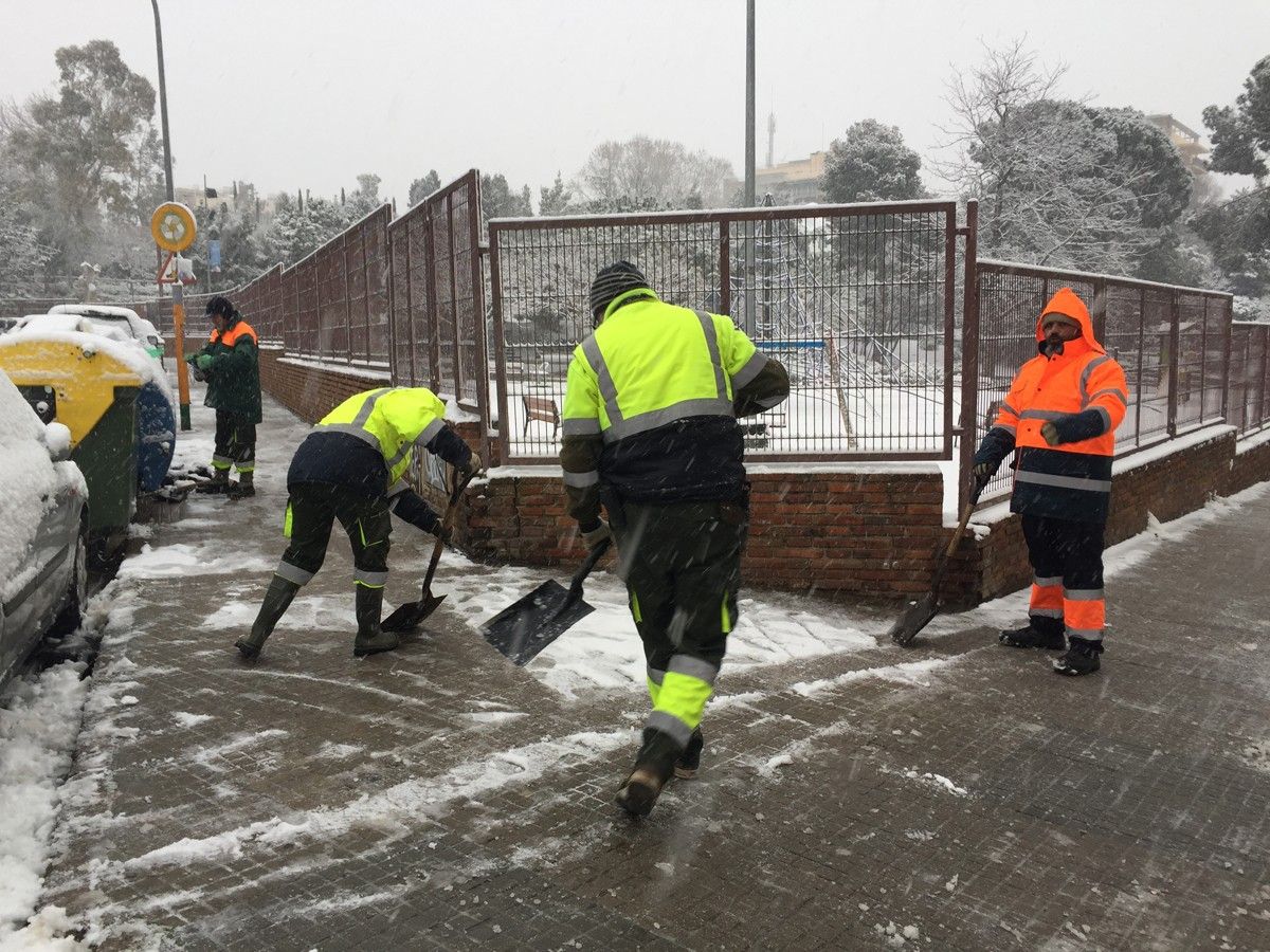 La brigada municipal neteja les voreres de neu i gel 