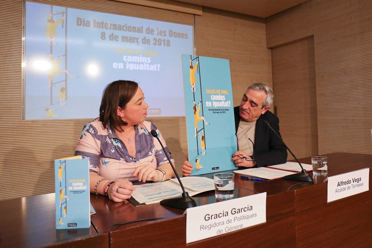 La regidora de Polítiques Socials i l'alcalde de Terrassa durant la presentació del Dia Internacional de les Dones 