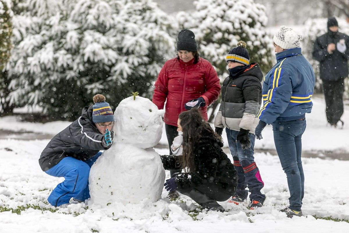 Un grup fent un ninot de neu a Sabadell