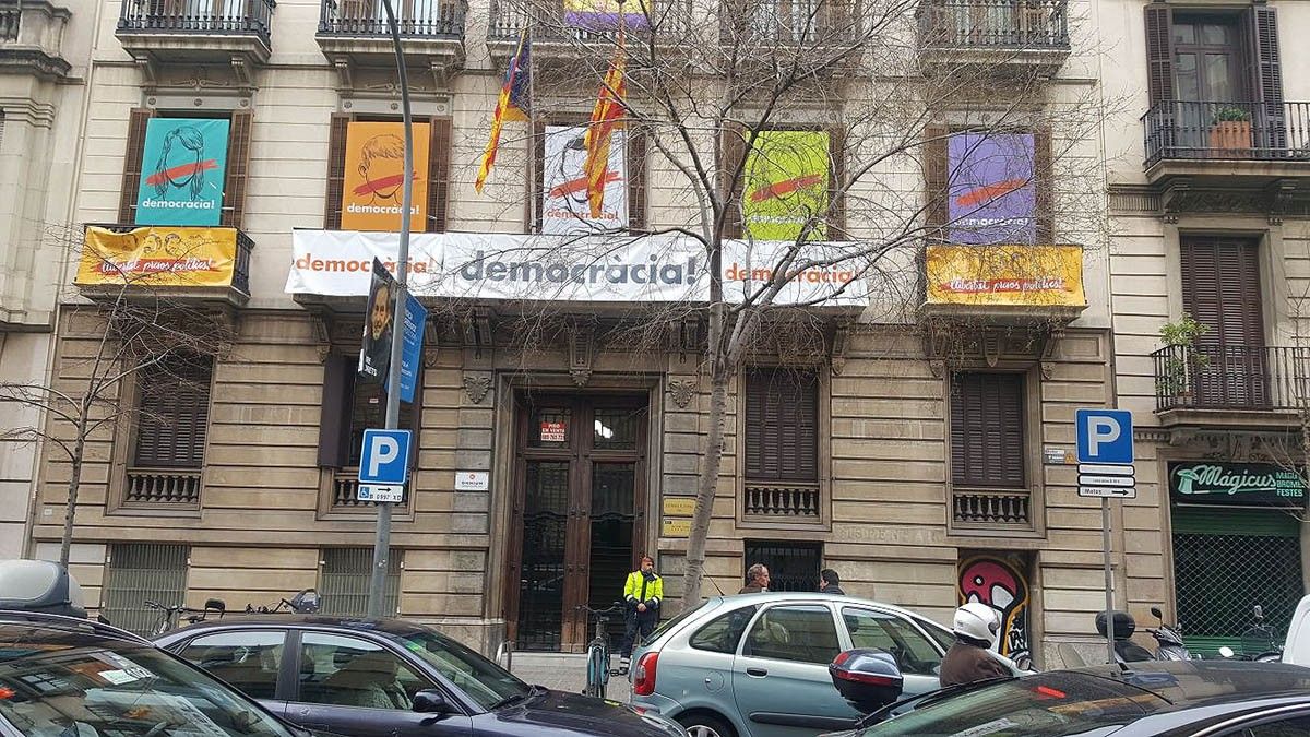 El Palau de la Generalitat, on la Guàrdia Civil està practicant un registre