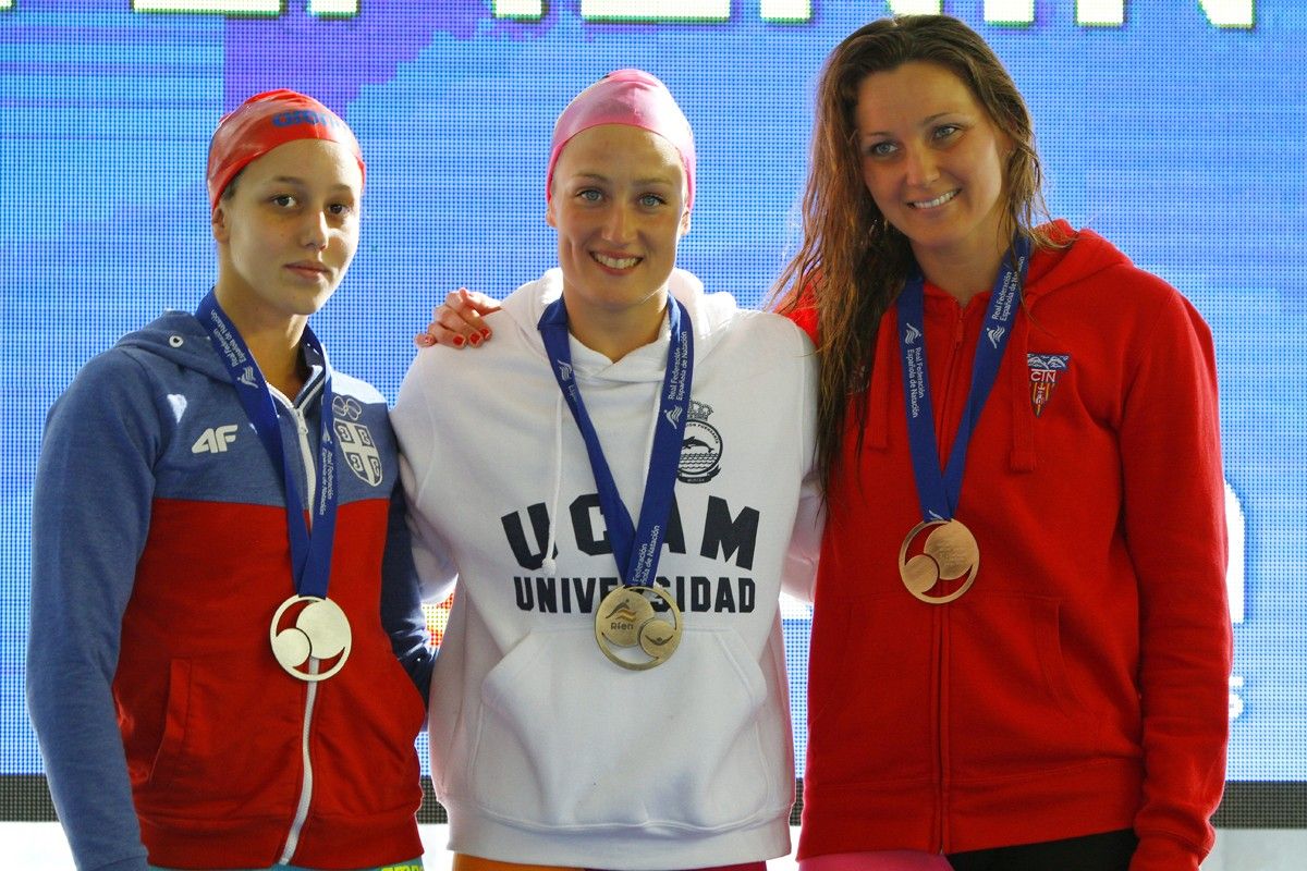 Imatge de Melani Costa amb la medalla de bronze juntament amb Mireia Belmonte (or) i Anja Crevar (plata)