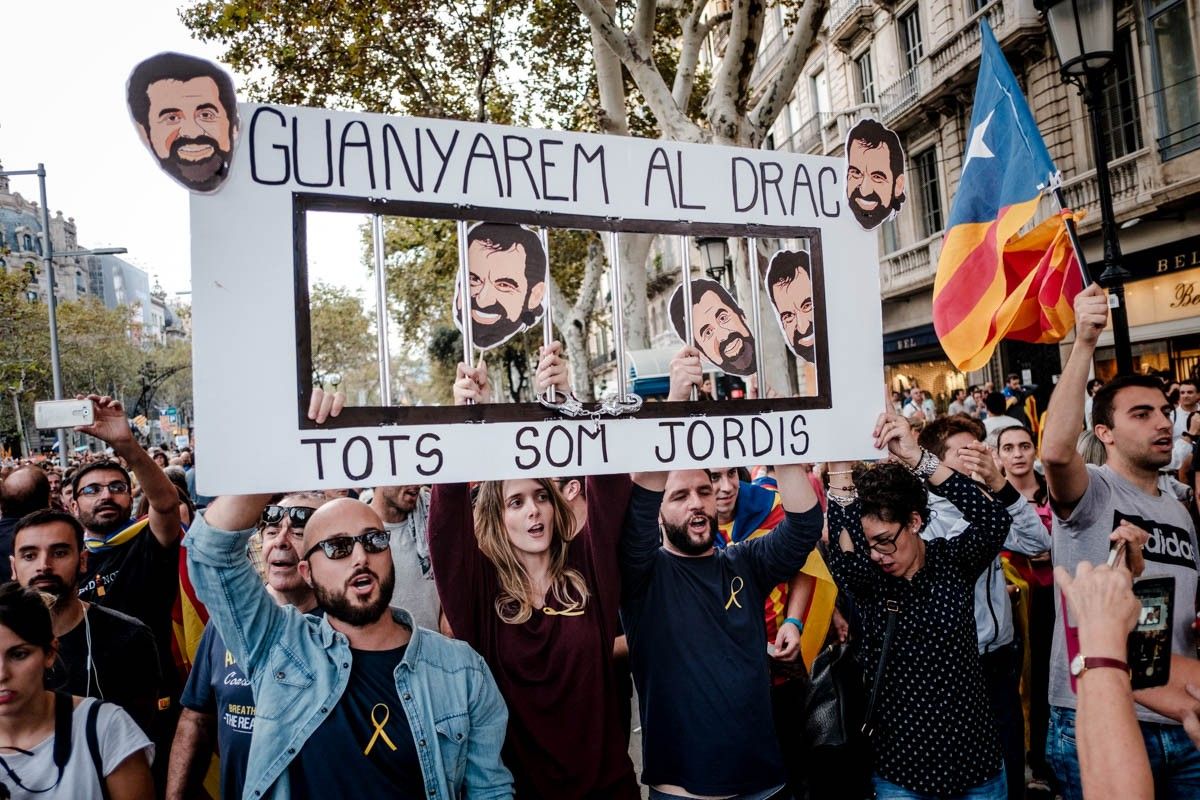 Manifestació massiva per reclamar l'alliberament de Jordi Sànchez i Jordi Cuixart