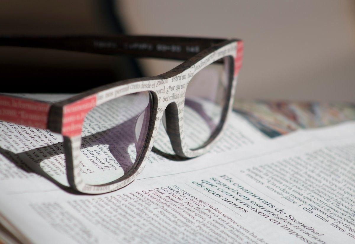 Dissenys d'ulleres fets amb paper de diari 