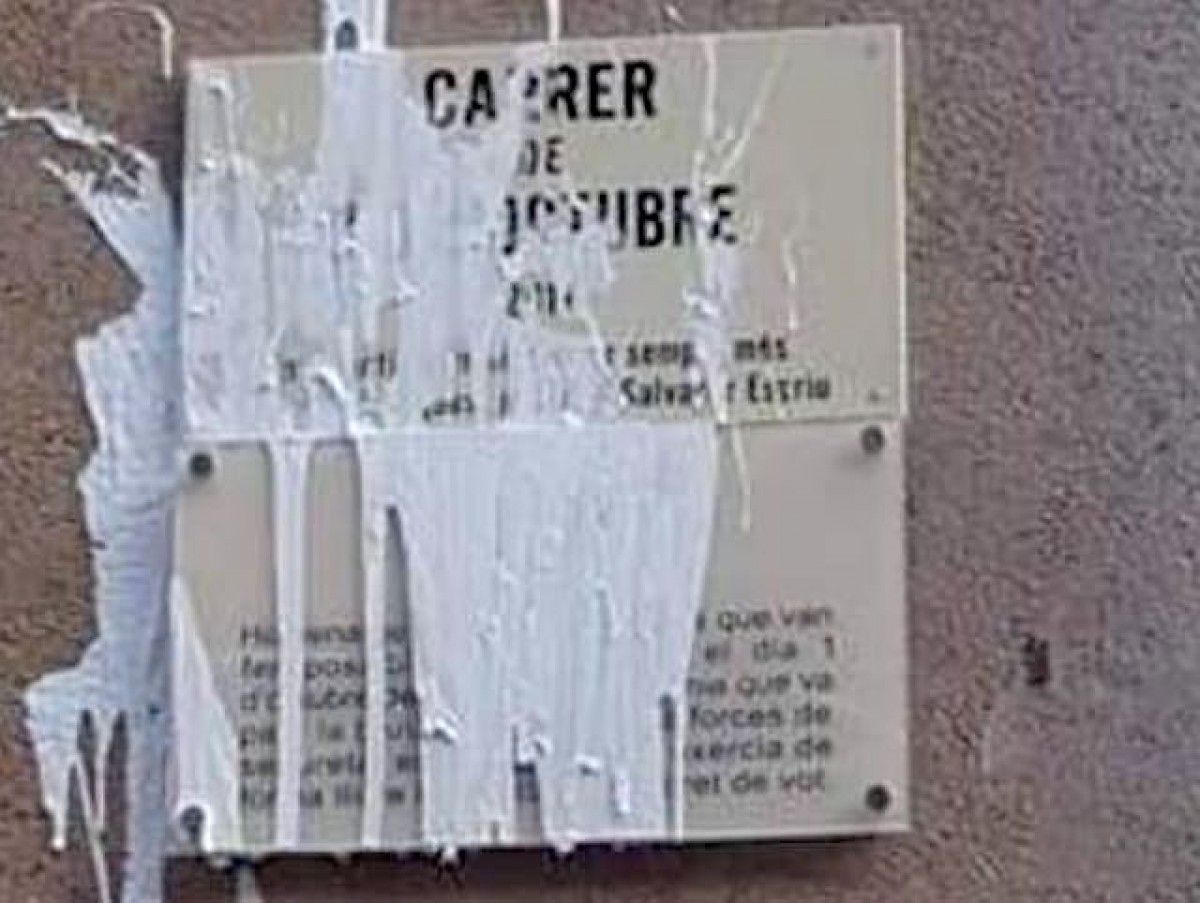 Cartell del carrer de l'1 d'Octubre a Sant Quirze, atacat