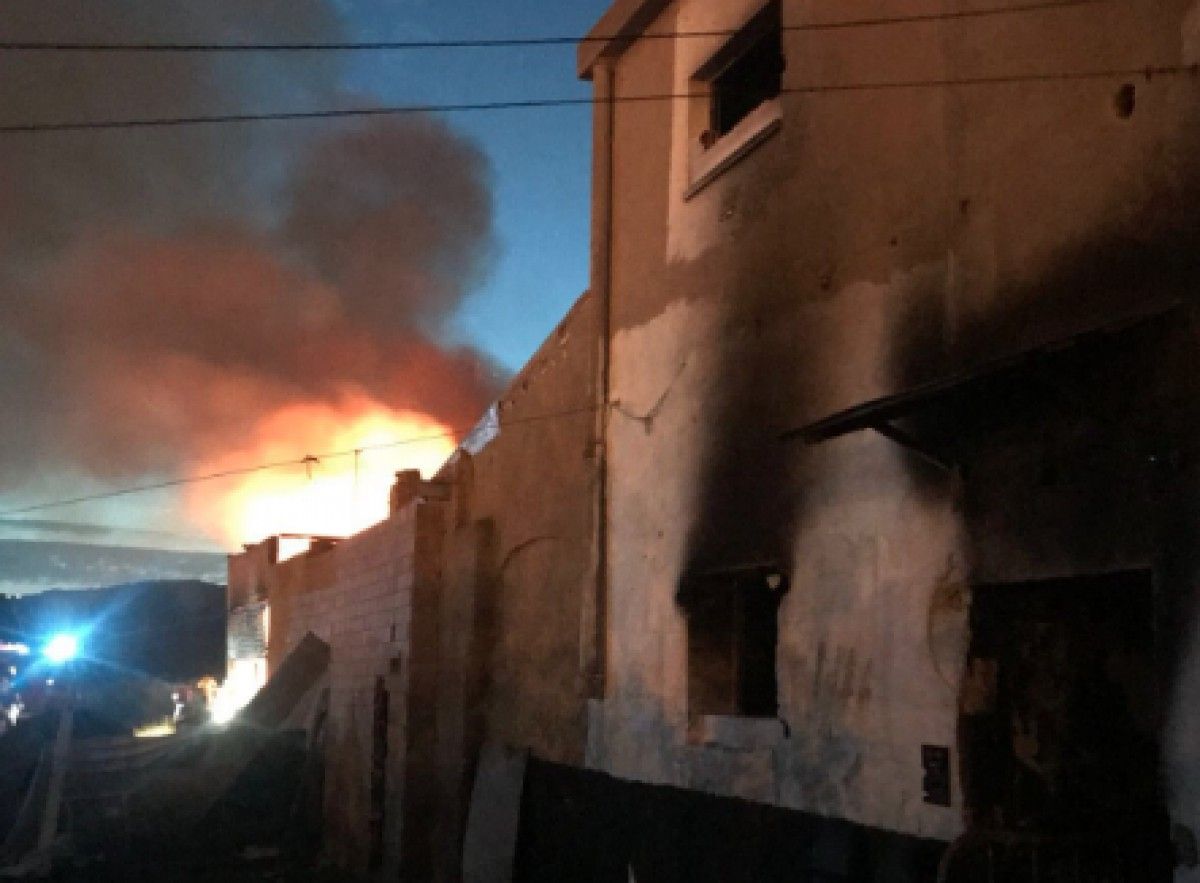 Incendi al magatzem de pneumàtics a Terrassa 
