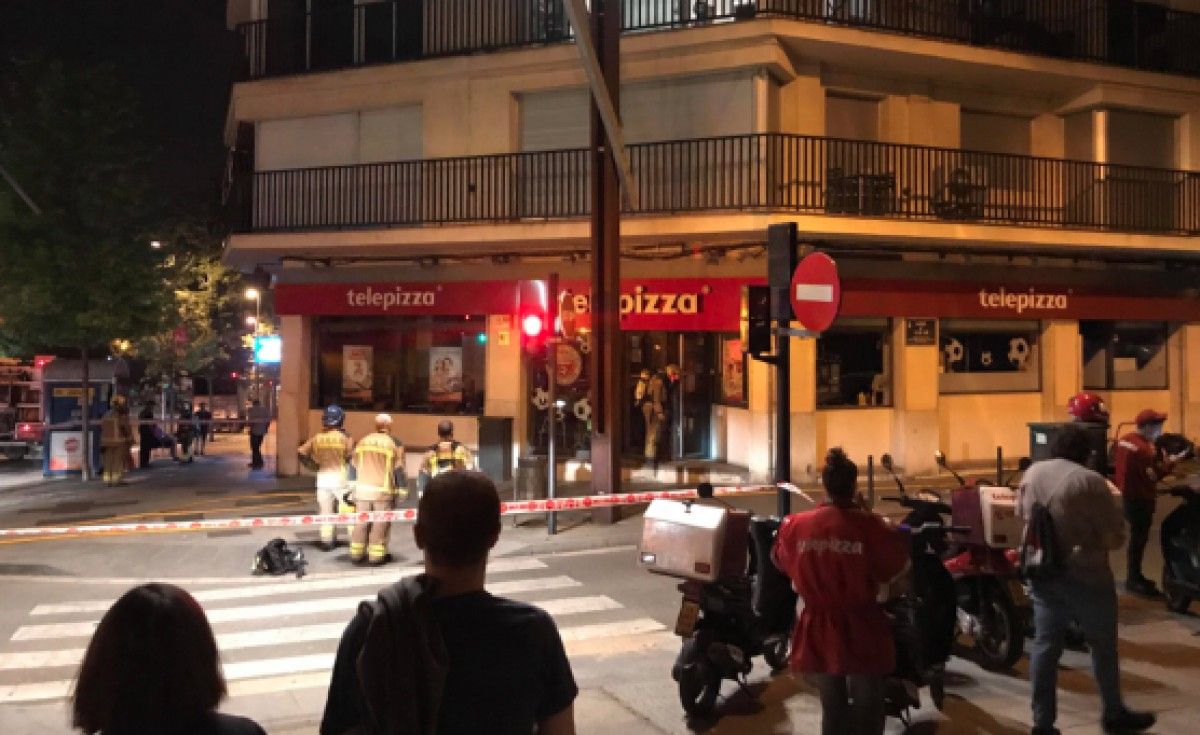 Els bombers actuant a l'incendi del Telepizza 
