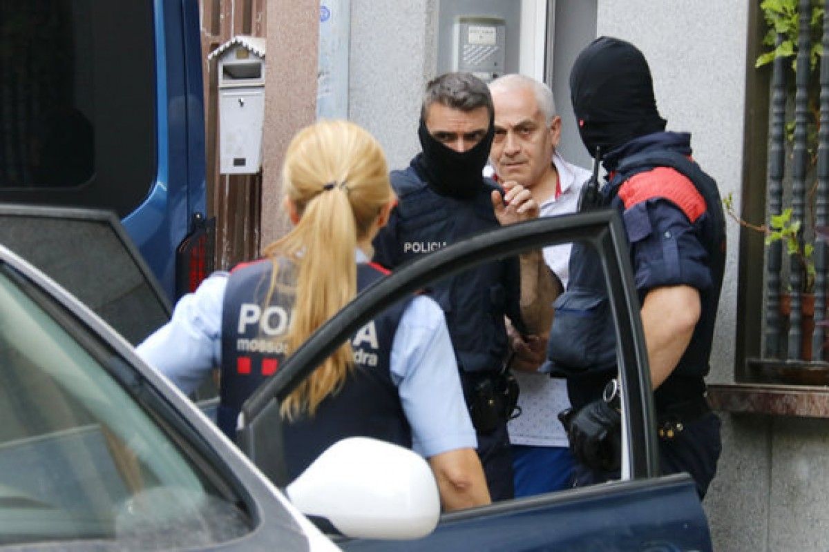 Els Mossos d'Esquadra s'emporten detingut un dels integrants de la màfia armènia, al seu domicili de Badalona.