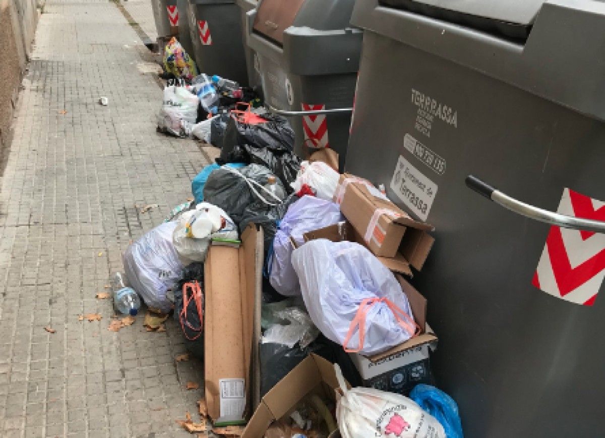 Deixalles i bosses d'escombraries als carrers de Terrassa 