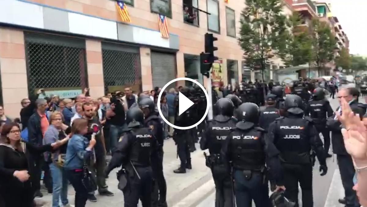 Policia al carrer Calderón de Sabadell