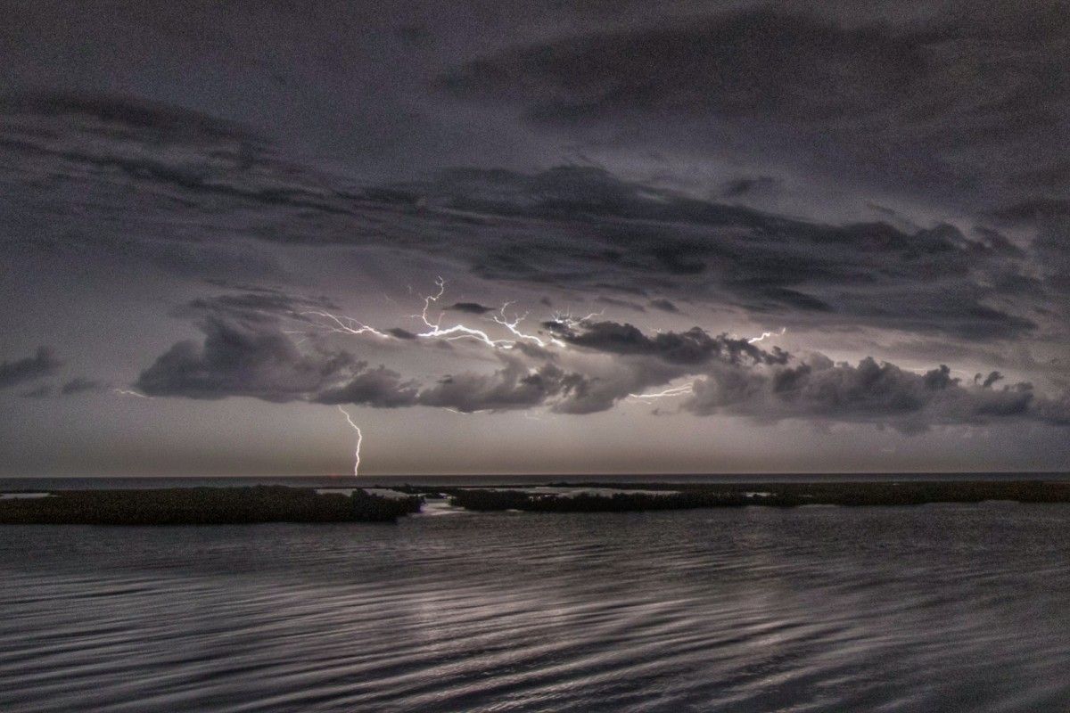 Tempesta davant la costa del delta de l'Ebre, aquest dilluns a la nit