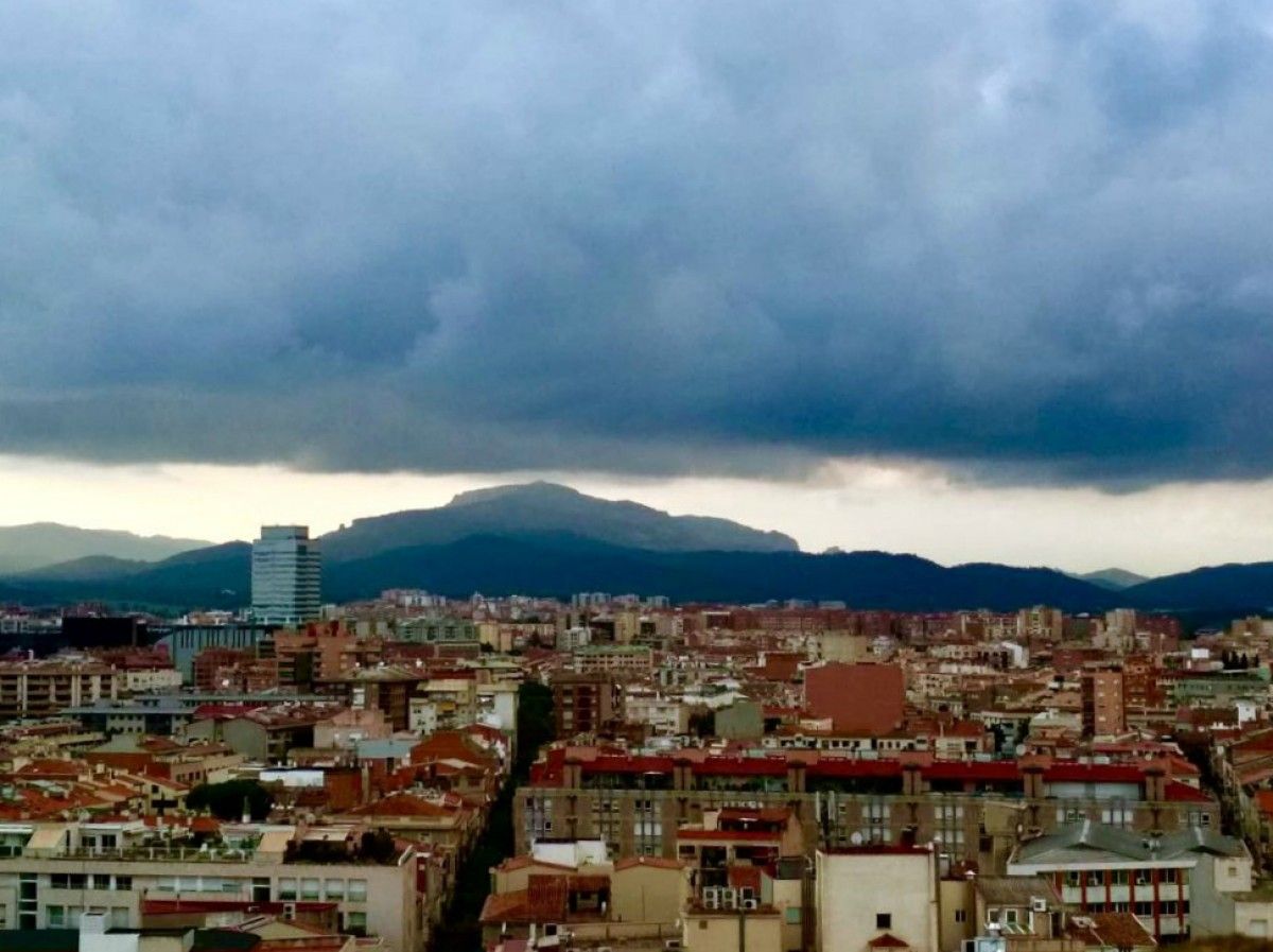 Núvols sobre el cet de Sabadell 
