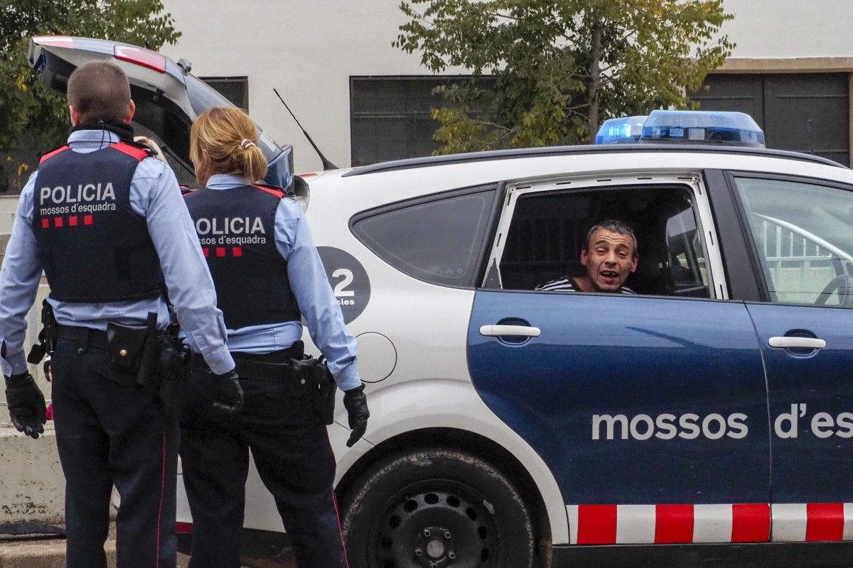 L'home detingut, dins del vehicle de Mossos sense el vidre