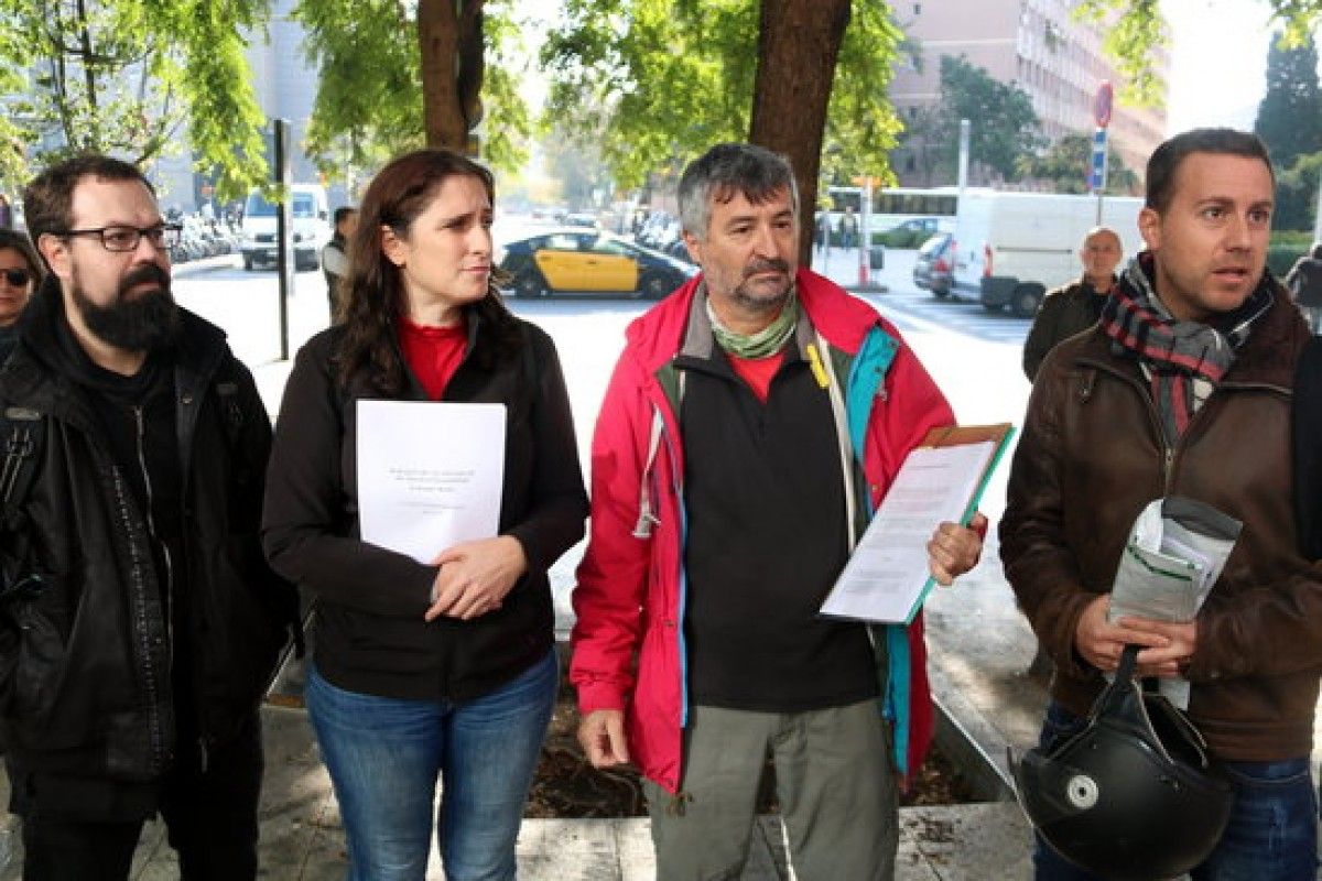 Els quatre delegats sindicals de la CGT i la CAU-IAC, davant de la Ciutat de la Justícia 