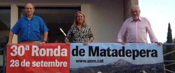 Marià Lamana amb l'alcaldessa Mireia Solsona i el regidor Quico Sala