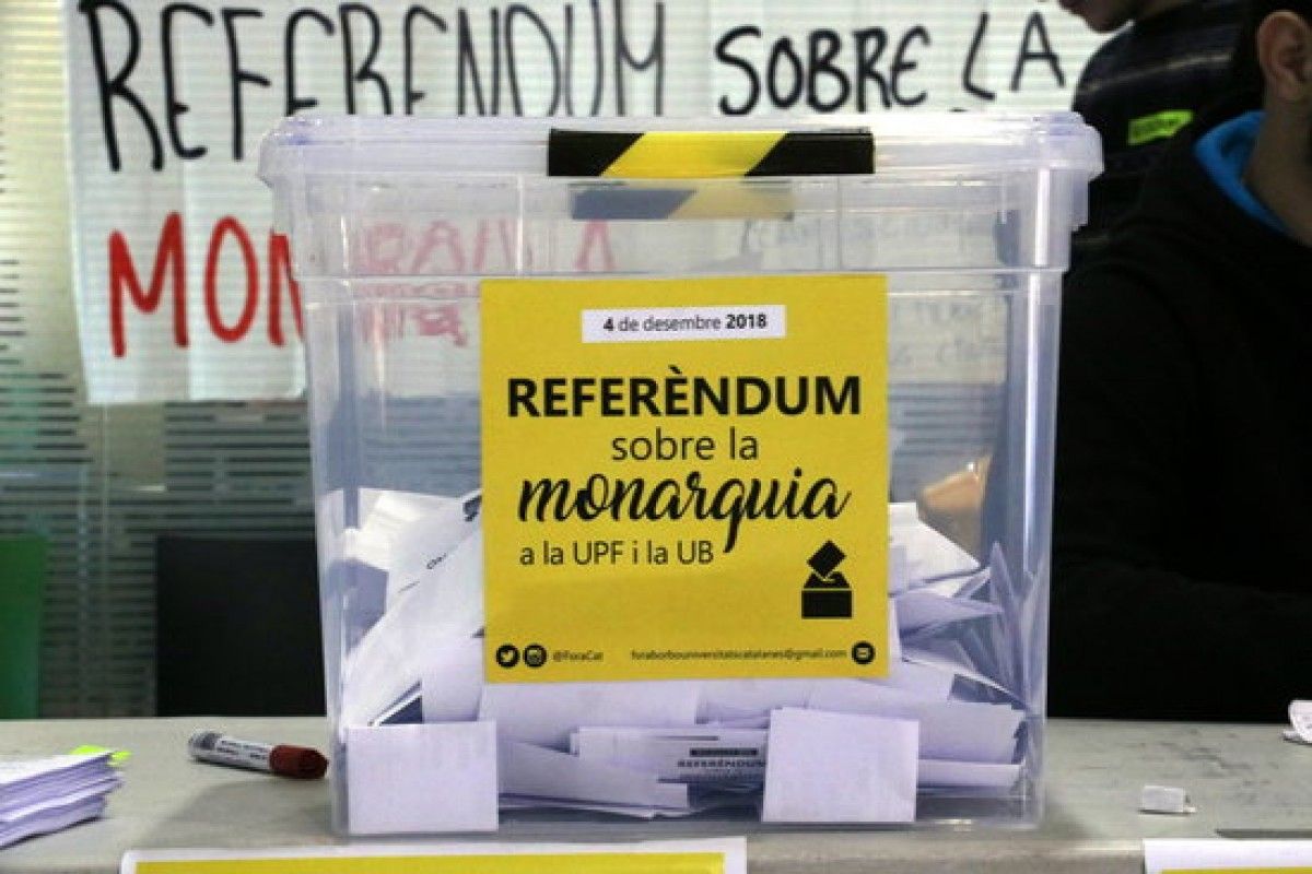Una urna en una taula de votació del referèndum sobre la monarquia