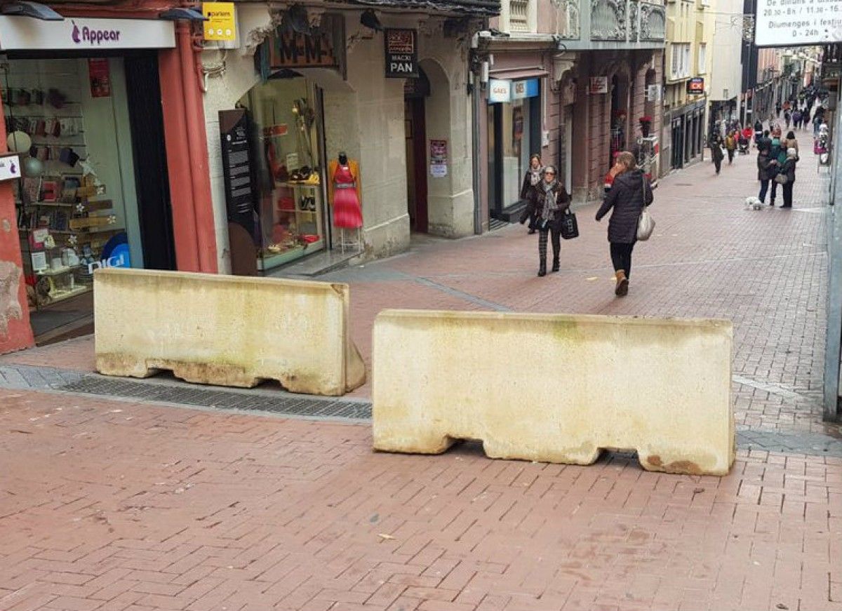 Les mesures de seguretat del pla al carrer Sant Pere, amb el carrer de la Rasa