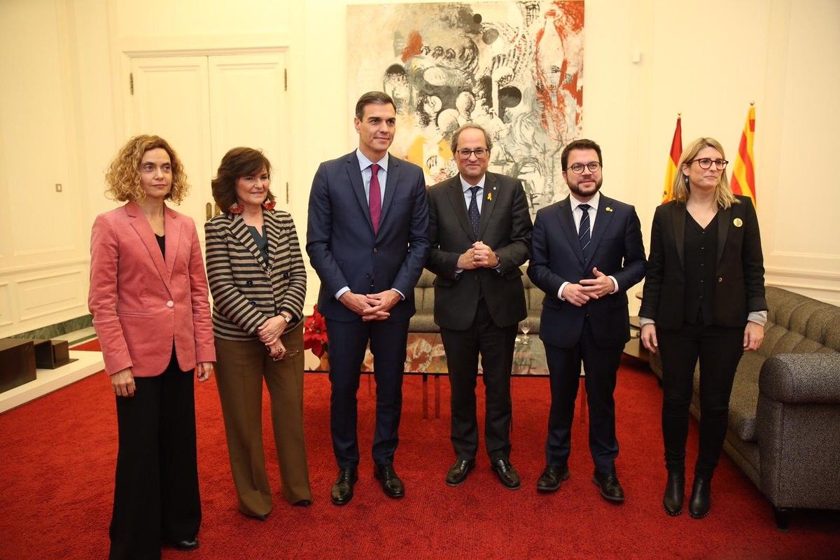 Quim Torra i Pedro Sánchez, acompanyats de consellers i ministres al Palau de pedralbes