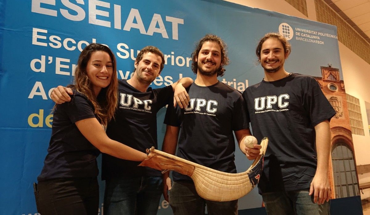 Estudiants de la UPC que han dissenyat la cistella Jai Alai. 