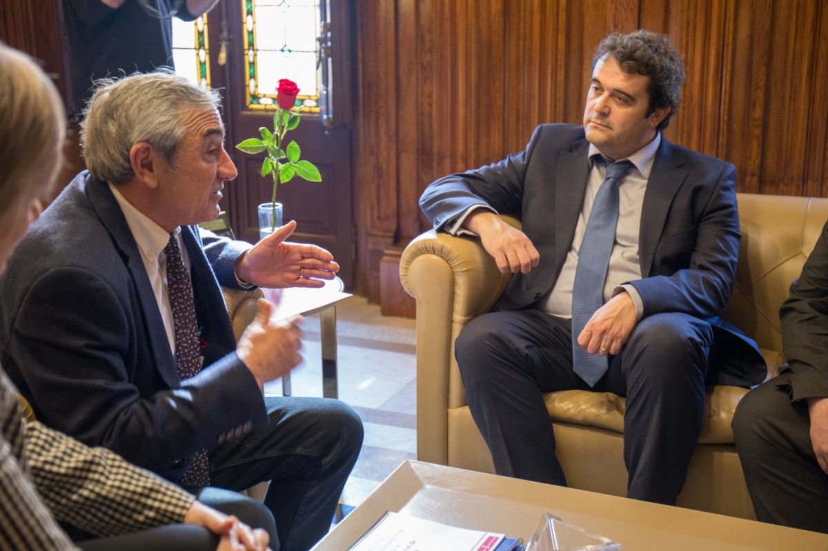 L'alcalde,  Alfredo Vega, reunit amb el director del CatSalut, Adrià Comella. 
