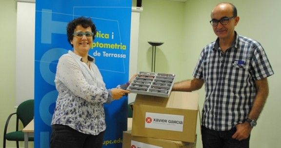 Núria Tomàs rebent la donació de l'empresa Xavier Garcia Barcelona 