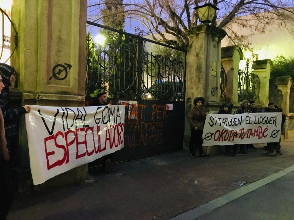 Manifestació a les portes de la Cecot en contra de l'acte sobre ocupacions il·legals. 