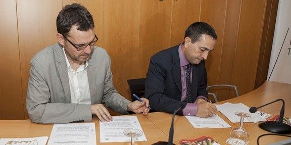 La signatura del conveni entre la CCCC i Repsol.