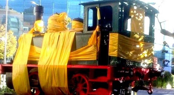 Màquina de tren de la Rambla embolcallada amb paper groc
