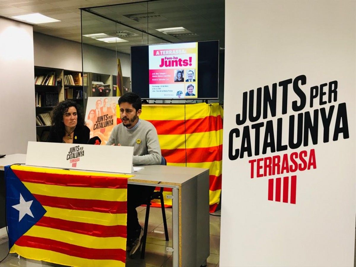 Els coordinadors locals de Junts per Catalunya Terrassa durant la roda de premsa a la seu del partit. 
