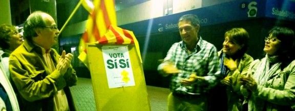 CiU enganxa el primer cartell de la campanya pel "Sí-Sí"