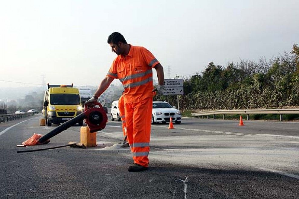 Un operari treballa netejant la variant de Manresa, on va tenir lloc l'accident.