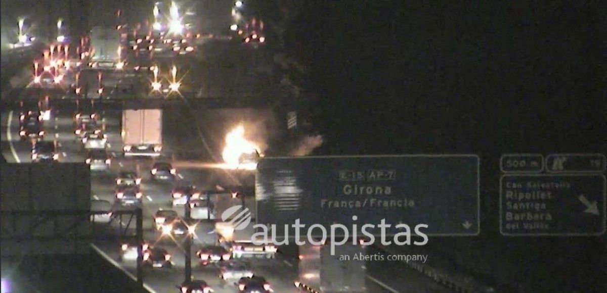 Imatge del vehicle incendiat a l'AP-7 a Barberà del Vallès. 