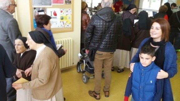 Dues monges anant a votar a l'Institut Cavall Bernat