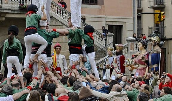 Els Castellers de Sant Cugat actuant amb els gegants com a espectadors.