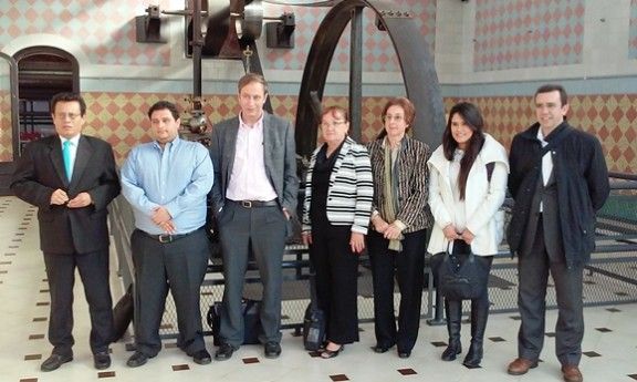 La delegació de salvadorencs i Teresa Casals al Museu de la Ciència 