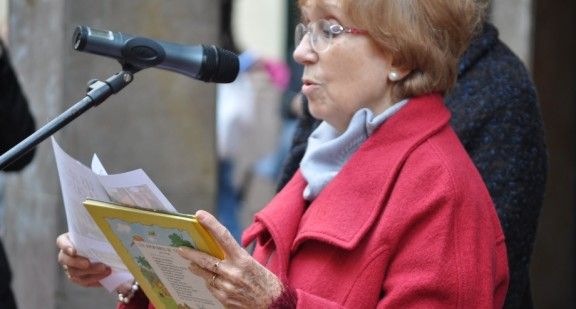 Eulàlia Ventalló, filla de Joaquim Ventalló, llegeix 'Les joies de la Castafiore'