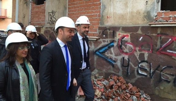 El conseller Sant Vila amb l'alcalde visitant les obres d'enderrocament