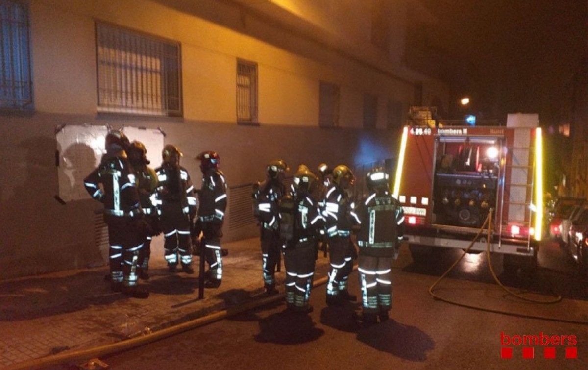 Els Bombers treballant en l'incendi del pàrquing del carrer Eugeni Ferrer de Terrassa. 