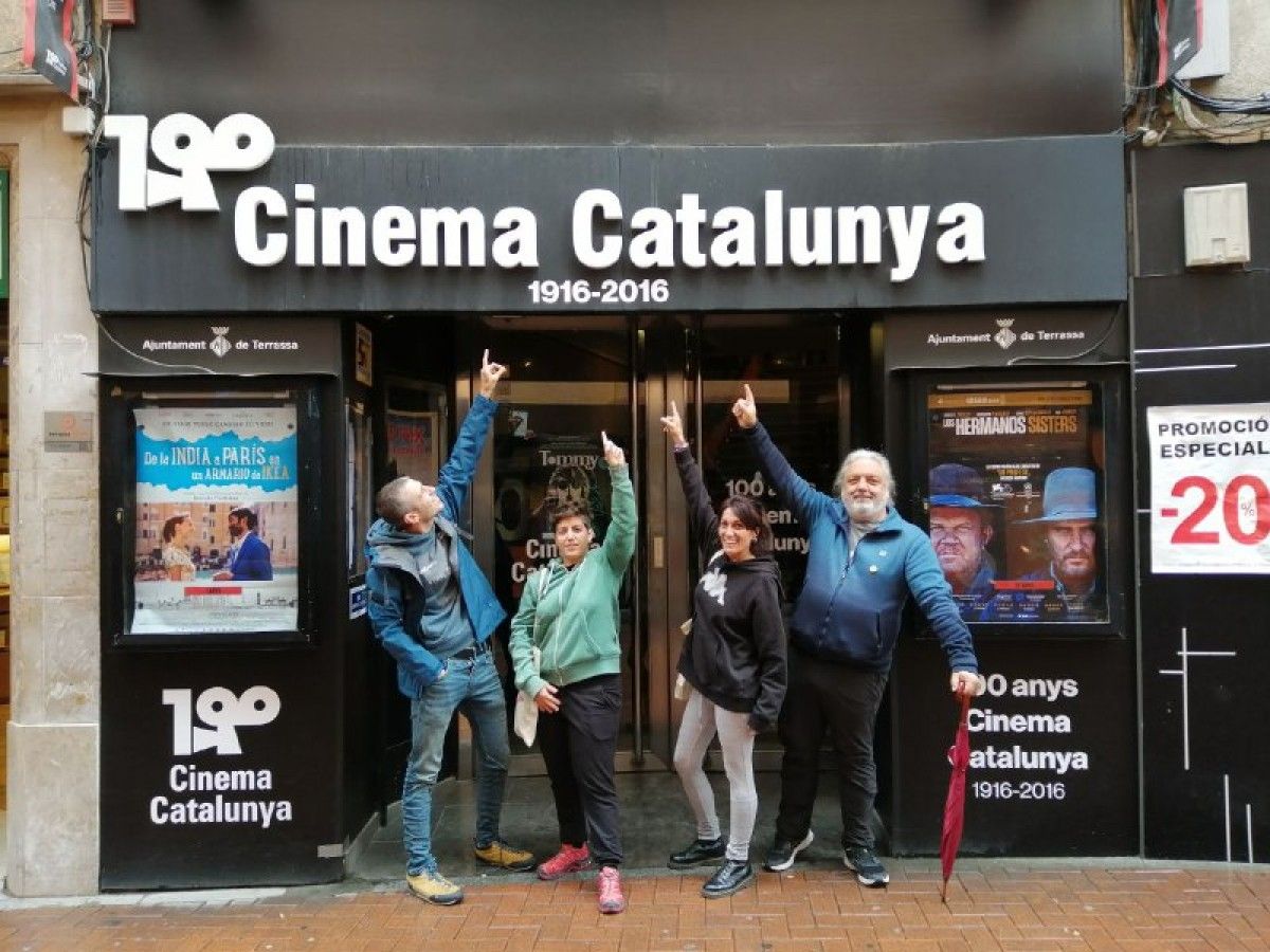 Membres de la CUP davant del Cinema Catalunya. 