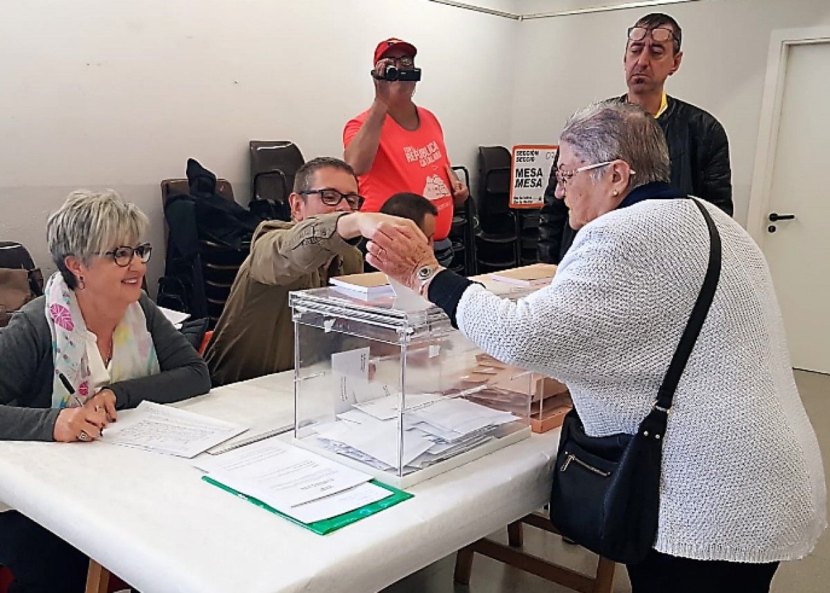 Una votant en un col·legi electoral de Berga.