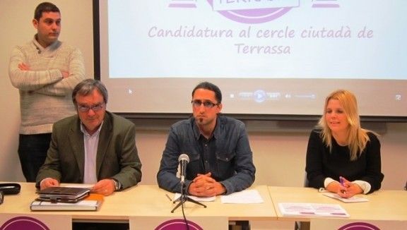 Anibal Garzon (al centre) serà el nou secretari general de Podem Terrassa