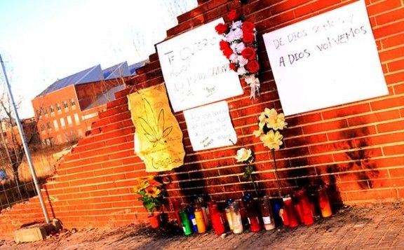 Les espelmes i cartells pels dos joves morts van tornar a aparèixer diumenge 