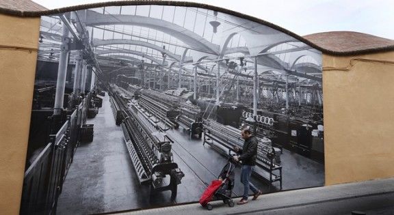 Fotografies gegants als murs del mNACTEC de Terrassa