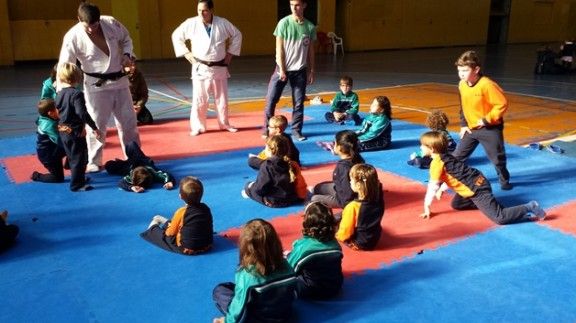 Alumnes practicant judo Foto: CEV